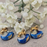 charms-and-lyseblå-hvid-emaljeret-andefugl-vintage-smykkedel-charmsarmbånd